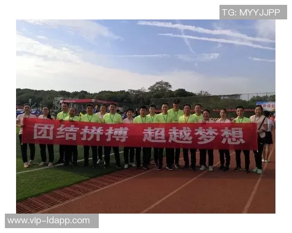 女足胜利庆祝第十座球场承诺展现团结与拼搏精神